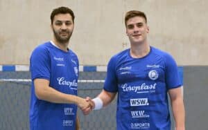 Trainer Jamal Naji und Neuzugang Antoni Doniecki geben sich die Hand