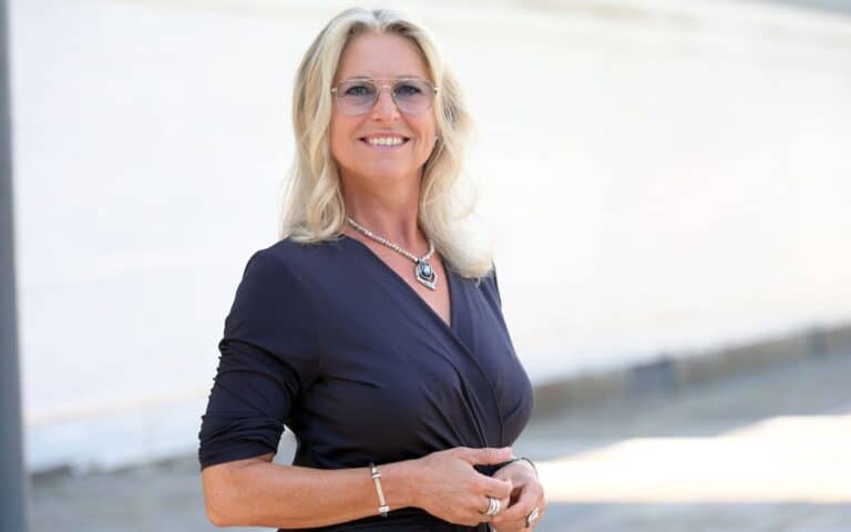 Christiane Otto lächelt in die Kamera.