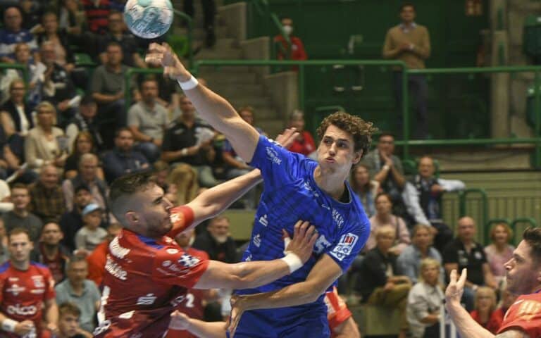 Mads Andersen steigt hoch zum Wurf und befördert den Ball über die gegnerische Abwehr.