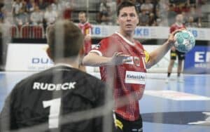 Berliner Spieler beim 7-Meter gegen Christopher Rudeck