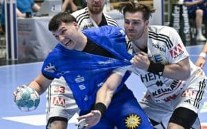 Aron Seesing setzt sich am Kreis durch, wobei noch stark an seinem Trikot gezogen wird.