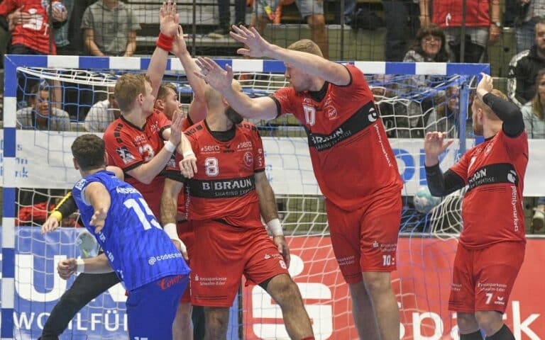 Mads Andersen wirft den Ball über die Mauer der MT Melsungen