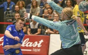 Noah Beyer bringt den Ball an den hochgestreckten Armen von Mikael Appelgren vorbei in Richtung Tor.