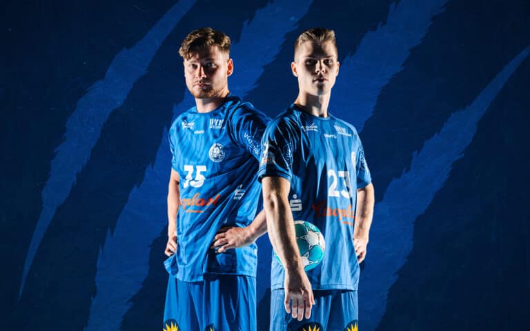 Aaron Exner und Tobias Schmitz stehen nebeneinander