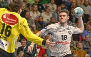 Yannick Fraatz im direkten Duell mit Simon Gade.