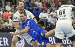Tomas Babak im Zweikampf mit einem Kieler Spieler