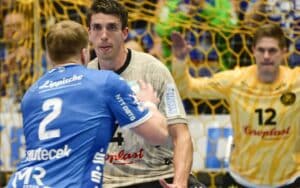 Frederik Ladefoged fokussiert den sich ihm nähernden Gegenspieler.