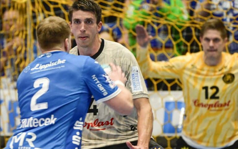 Frederik Ladefoged fokussiert den sich ihm nähernden Gegenspieler.