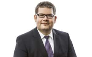 Tobias Mehwitz lächelt in die Kamera.