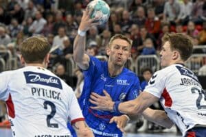 Linus Arnesson wirft den Ball über einen Spieler von Flensburg