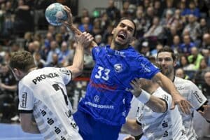 Eloy Morante Maldonado wird beim Wurf von einem Kieler Spieler gestört