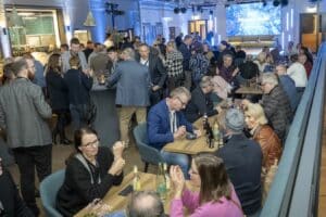 Geladene Gäste im Saal zu sehen