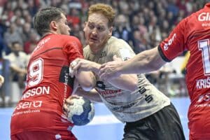 Lukas Stutzke versucht sich gegen einen Melsunger Spieler durchzusetzen