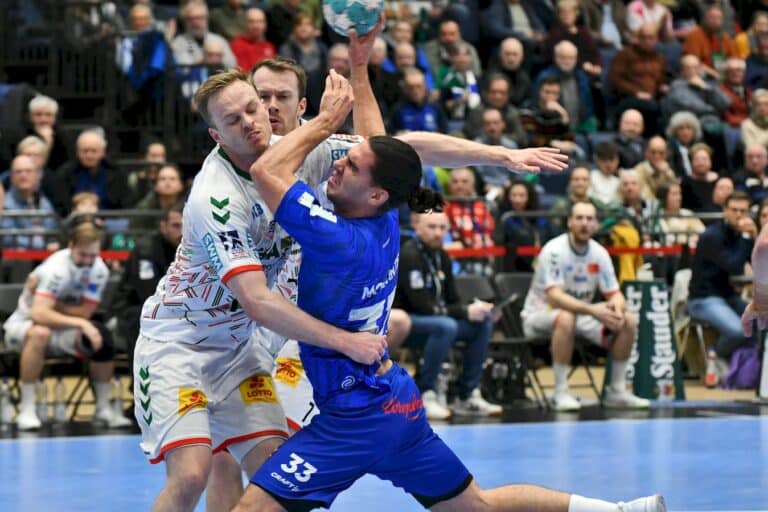 Eloy Morante Maldonado auf dem Weg zum Tor gestoppt durch Ómar Ingi Magnússon