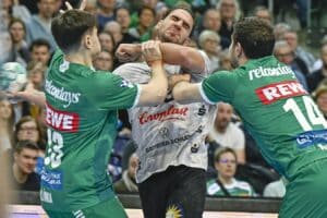 Eloy Morante Maldonado im Kampf gegen zwei Leipziger Abwehrspieler.
