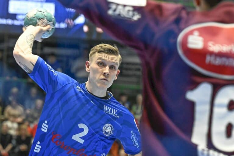 Noah Beyer im direkten Duell mit Simon Gade.
