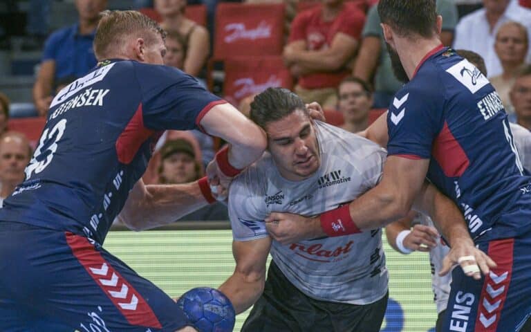 Eloy Morante Maldonado versucht sich gegen zwei Abwehrspieler aus Flensburg durchzusetzten.