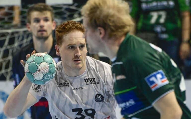 Lukas Stutzke im vollen Fokus mit dem Ball in der Hand auf dem Weg zum Tor.
