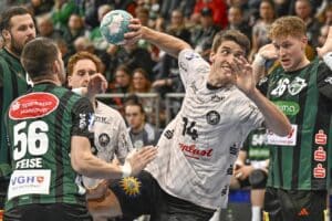 Frederik Ladefoged kommt am Kreis frei zum Wurf.