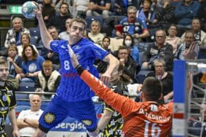 Tim Nothdurft im Sprung bereit zum Torwurf