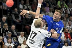 Linus Arnesson mit dem Wurf über den Abwehrspieler des THW Kiel hinweg